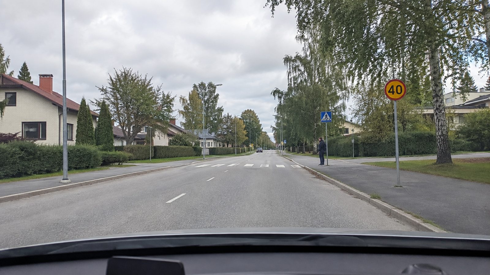 Tiekameran kuva: taajamatie, suojatie, jalankulkija odottamassa ja 40 km/h -rajoitusmerkki